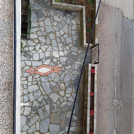 Anatoli's House アパート